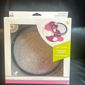 New in box EK success circle scissor